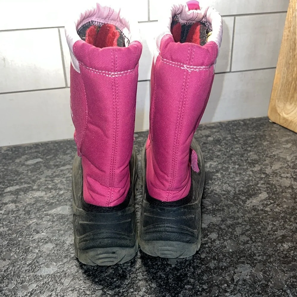 Size 5 Kamik winter/snow boots Pink and black in excellent condition Waterproof